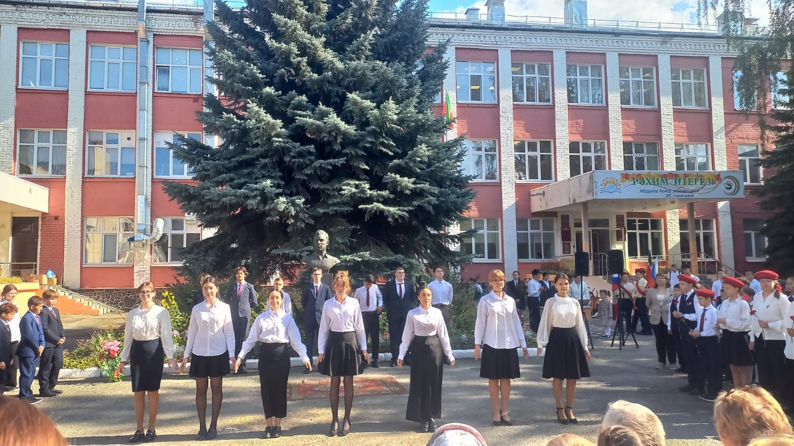 Казан укучылары Абдулла Алишны искә алды